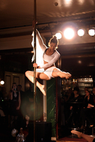Poteau de danse professionnel en acier réglable et antidérapant pour la danse sur barre, personnalisable et tendance