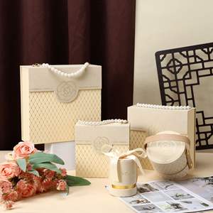 Elegante y Bonito Estuche de Regalo para Boda con Diseño de Camelia de Montaña, Creativo, Reciclable, Rígido, con Laminación Brillante - Product Image 2