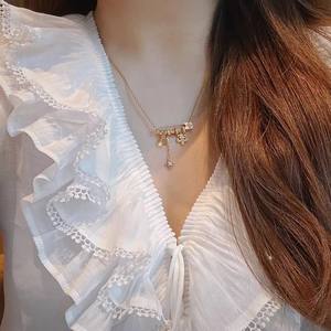 Collana con Ciondolo a Forma di Stella e Fiore di Iris Spazzolato di Lusso, Placcata in Oro Vintage con Diamanti per Donne - Product Image 5