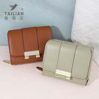 Dompet Wanita Premium Vintage Model Clutch Pendek Lipat Bahan PU Asli dengan Kancing Pengunci, Portabel, Hiasan Huruf, Cocok untuk Perjalanan, Bahan Polyester