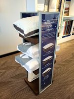 Magasin en métal acrylique, oreiller de matelas en fer, magasin de détail, vitrine en métal, tapis, drap de lit, présentoir