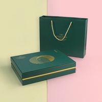 Boîte cadeau rigide verte personnalisée pour bijoux avec logo doré en relief, insert blister et carte dorée à bord surélevé – Emballage de luxe