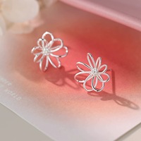 Boucles d'oreilles clous délicates en forme de fleur ajourée, bijoux pour femme, style simple, polyvalent, cadeau idéal pour les fêtes et le quotidien