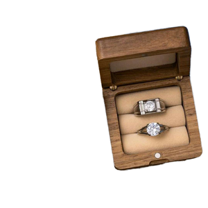 Caja de Anillos de Madera de Nogal Moderna, Personalizable, Doble Cuadrada, Pulida, Ecológica, para Regalo de Aniversario, Compromiso o Boda - Product Image 1