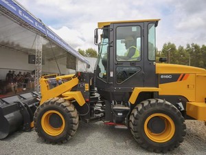 Chargeuse sur pneus compacte 816C de 1,6 tonne, 55 kW, avec godet à grappin à attache rapide pour l'agriculture et les travaux de terrassement - Product Image 3