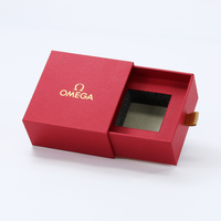 Boîte cadeau de luxe rouge pour montre avec revêtement en velours, insert en mousse EVA, matériaux recyclés, gaufrage et pelliculage mat
