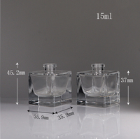Élégant petit flacon de parfum en verre carré transparent de 15ml avec couvercle en bois de hêtre naturel noir