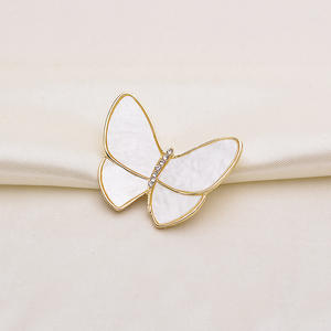 Broche de Moda de Nácar Natural Tilian, Diseño de Mariposa con Forma de Barco y Desgarrando el Capullo - Product Image 3