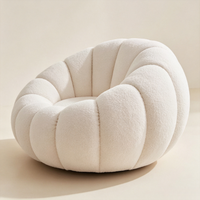 Fauteuil de lecture moderne et confortable en polaire blanc crème, avec rangement intégré, idéal pour la détente