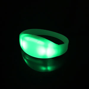 Bracelet LED <span class=keywords><strong>en</strong></span> silicone GF avec télécommande, 4 LED super lumineuses, écologique, lumineux dans le noir, batterie de 12 heures, fournitures de fête, Noël - Product Image 2