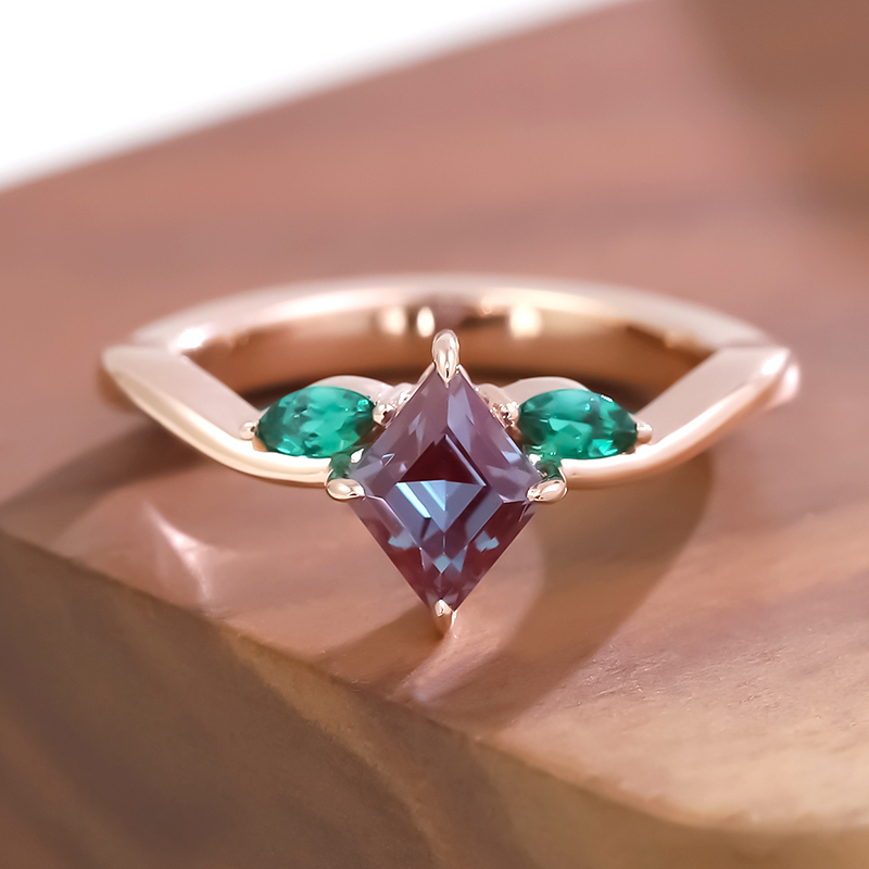 แหวนเงินแท้ 925 ชุบทอง ประดับด้วยอเล็กซานไดรต์สังเคราะห์