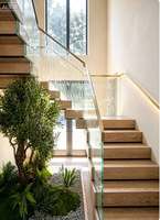 Escalier flottant contemporain à marches empilées avec monte-escalier fermé en chêne blanc et éclairage LED