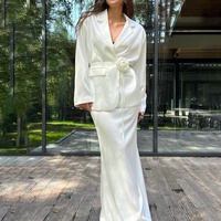 Costume de banlieue deux pièces blanc haut de gamme veste à lacets à manches longues en satin et jupe mi-longue tenue quotidienne décontractée élégante