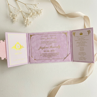 Invitación de Quinceañera de Lujo en Acrílico Morado Lavanda con Lámina Dorada, Diseño de Corona y Cinta, Impresión Personalizada