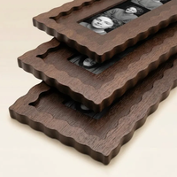 Marco de Madera Sólida Personalizado de Fábrica para Tiras de Fotos, Marco de Madera con Forma de Ola, Marco Decorativo OEM para Tiras de Fotos de 4 Cuadrículas