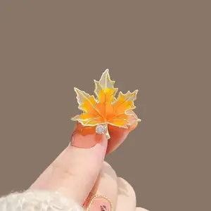 Hot Selling French Retro Maple Leaf Brooch Exquisite Niche Women Suit Pin Accessories