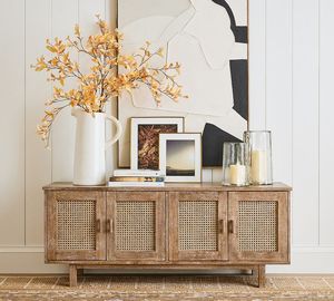 Meuble TV en rotin style ferme avec 2 armoires et pieds en bois massif, centre de divertissement, console multimédia, support TV pour salon et chambre - Product Image 2