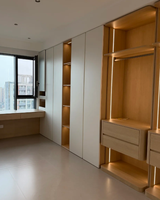 Armoire de chambre sur mesure moderne, intérieur grain de bois, niche d'exposition ouverte et tiroirs, pour la décoration de chambre familiale