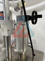 Machine de remplissage d'aérosols semi-automatique haute précision Valve BOV avec pompe pour gaz, peinture, huile et bidons métalliques, contrôle PLC