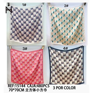 Sciarpa quadrata 70x70 cm con motivo a scacchiera, accessorio di moda per donna e uomo - Product Image 3