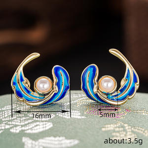 Pendientes de botón chapados en oro E4831 con perla cultivada blanca en engaste de bisel, diseño geométrico minimalista para uso diario de mujer. - Product Image 6