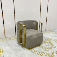Fauteuil pivotant moderne en tissu velours avec structure en métal doré, design luxueux pour chambre à coucher, hôtel et salon
