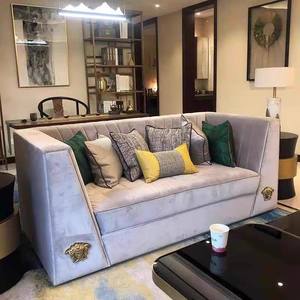 أطقم أريكة فاخرة من المخمل الأسود لغرفة المعيشة: أثاث منزلي قماش ذهبي مقاعد 3+2+1+1 أريكة مقعد الحب وكرسي بذراعين بتصميم عصري - Product Image 6