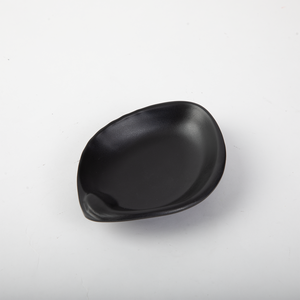 Vente en gros Prix d'usine Assiettes incassables à sauce mélamine irrégulière à la feuille noire mate <span class=keywords><strong>pour</strong></span> restaurant Maison Hôtel <span class=keywords><strong>Sushi</strong></span> - Product Image 2