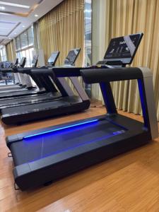 Ventes d'usine Nouveau tapis roulant pour salles <span class=keywords><strong>de</strong></span> sport Absorption des chocs Tapis roulant commercial multifonctionnel pour la <span class=keywords><strong>perte</strong></span> <span class=keywords><strong>de</strong></span> <span class=keywords><strong>poids</strong></span> Tapis roulant à écran tactile - Product Image 3