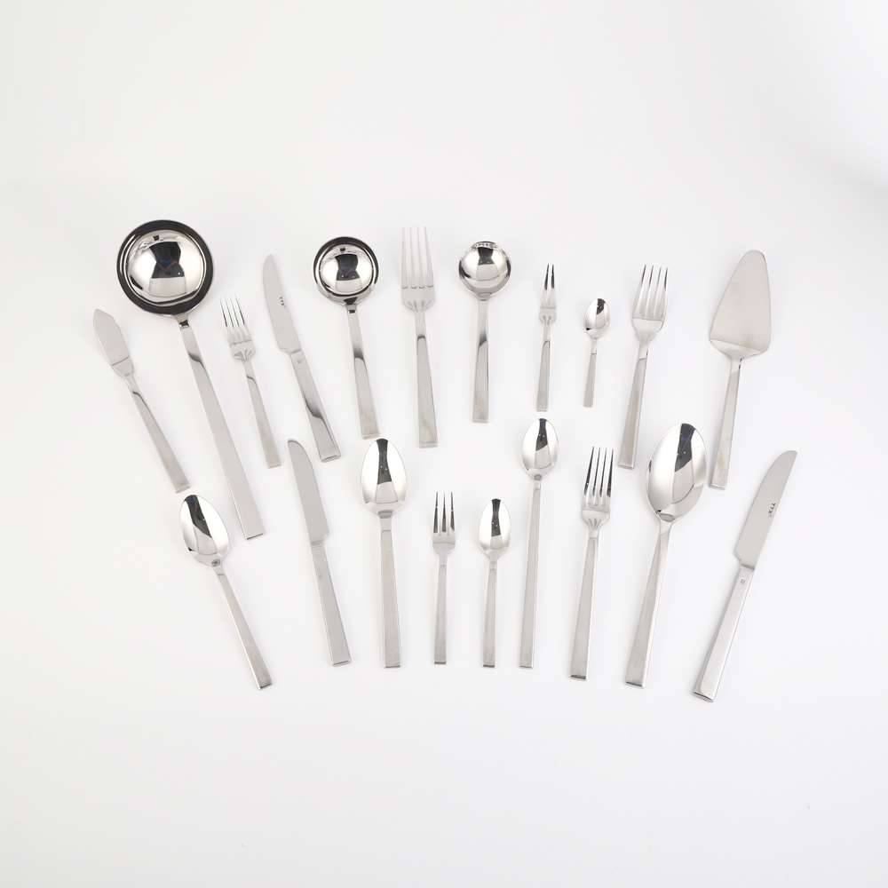 Cuchara de mesa plateada GD-03