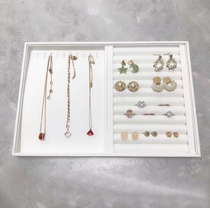 Plateau de présentation élégant en cuir PU blanc pour bagues, plateau à bijoux en flanelle multi-emplacements pour exposition de bagues et boucles d'oreilles et rangement quotidien - Product Image 3