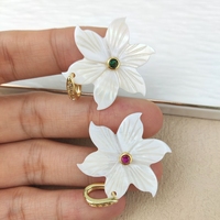 Nouveau design Pendentif sculpté Fleur de jasmin en coquillage naturel, incrusté de zircon et nacre, accessoire de bijouterie DIY, composants de collier