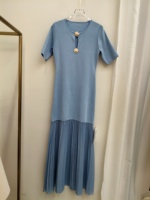 Robe pull midi en maille bleue pour femme, col rond, manches courtes, décolleté à découpe, plissée, tricotée pour l'été, avec étiquette personnalisée, fabrication OEM