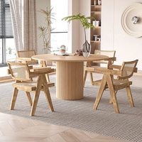 Table de salle à manger ronde en bois moderne et élégant avec design cannelé pour meubles de salle à manger pour la maison OEM Factory