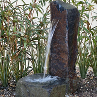 Fontaine extérieure de basalte de cascade de roche naturelle pour améliorer l'ambiance de cour