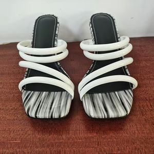 OEM ODM Sandales mules pour femme à bout carré ouvert, à talon carré transparent, multi-bandes, en PU à imprimé marbré, mode estivale, pour l'extérieur, <span class=keywords><strong>semelle</strong></span> en caoutchouc - Product Image 2