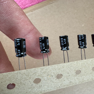 Nuovi Condensatori Radiali Nichicon KL 0.22 uf 50v Originali Pronti per la Spedizione, 10 Pezzi, 2016 0.22uf Bassa Perdita UKL .22 - Product Image 3