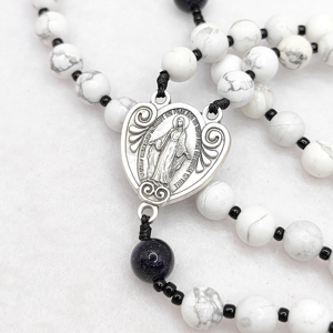 Rosario de una Década Completa con Medalla Milagrosa de Howlite Blanca de 8mm y Piedra Arenisca Azul, con Crucifijo del Perdón - Product Image 3