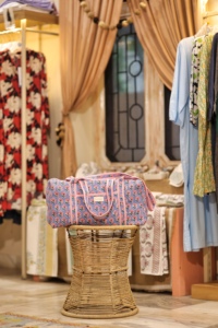 Bolsa de lona de algodón con estampado de bloque de mano, bolso de viaje ligero de fin de semana, acolchado hecho a mano para mujer, azul de gran capacidad - Product Image 5