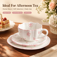 Ensemble de tasses et soucoupes en céramique à imprimé floral rose de luxe, bord festonné, vaisselle en porcelaine, coffret cadeau, OEM ODM, vente en gros