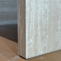 Îlot de cuisine en travertin naturel personnalisable, table de repas et de préparation en pierre massif, design minimaliste intégré pour cuisine ouverte