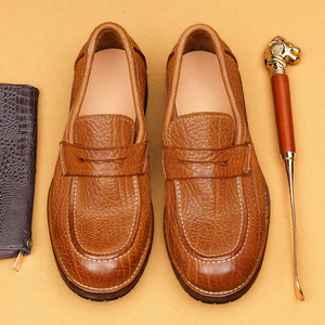 Une paire de mocassins en cuir pour homme, en cuir de vachette véritable avec motif crocodile embossé, semelle en cuir cousue Goodyear, fabriquée à la main. - Product Image 2