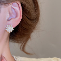 Ensemble de boucles d'oreilles clous en acier avec perles Edison géométriques - Style Luxe - Blanc Éclatant pour le Quotidien et Tenues Polyvalentes