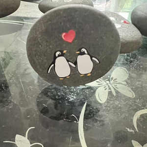 Piedras Decorativas Talladas a Mano de 3-5 cm, Piedra Gris con Diseño de Pingüino para el Día de San Valentín - Product Image 3