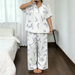 Conjuntos de Pijamas Florales Blancos y Azules de <span class=keywords><strong>Tallas</strong></span> <span class=keywords><strong>Grandes</strong></span> al por Mayor, Camisa con Botones y <span class=keywords><strong>Pantalones</strong></span> Anchos, Ropa de Estar para Mujer, Personalización OEM - Product Image 1
