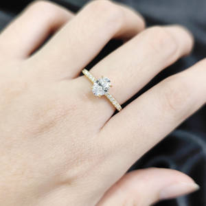 <span class=keywords><strong>Bague</strong></span> en <span class=keywords><strong>or</strong></span> massif 18 carats avec diamant de laboratoire certifié ovale pavé minimaliste délicat 5x7mm, vente en gros de bijoux glamour - Product Image 6