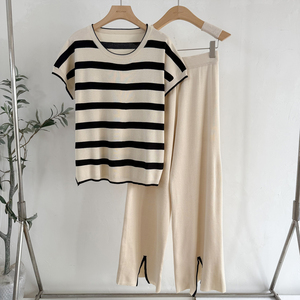 Elegante Completo Estivo da Donna: Top a Righe con Collo Tondo e Maniche Corte, Pantaloni a Vita Alta con Gamba Larga e Spacco - Product Image 3