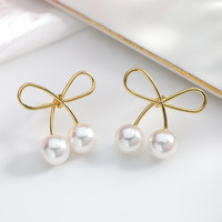 Pendientes de Perlas Delicados y Elegantes con Baño de Oro de 18K para Mujer, Pendientes de Acero Inoxidable con Diseño de Lazo para Chica