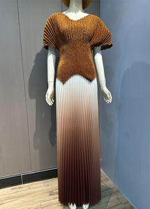 Nouvelle arrivée : Ensemble jupe et haut asymétrique plissé à manches chauve-souris et dégradé de couleurs brillantes pour femme – Tendance - Product Image 5
