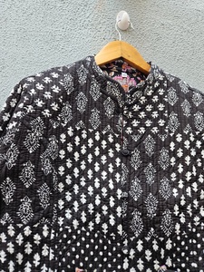 Veste sans manches matelassée noire imprimée à la main de style indien pour femme, best-seller de l'hiver, cadeau pour elle - Product Image 2